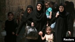 Жінки із дітьми втікають до безпечнішого міста Манбідж у провінції Алеппо, 10 серпня 2016 року