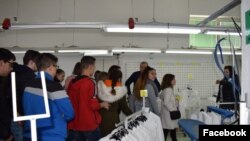 Посета на фабрика во рамки на проектот за привлекување на млади во текстиланта индустрија