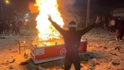 معترضی در اعتراضات سه‌شنبه شب آبدانان در استان ایلام