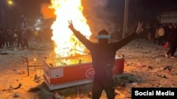 Протестиращ показва знака за победа по време на протести в град Абданан, Иран, 6 януари 2026 г.