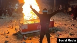 Иранның Илам провинциясындағы Абданан қаласындағы наразылық кезінде қолымен жеңіс белгісін көрсетіп тұрған адам. 6 қаңтар.