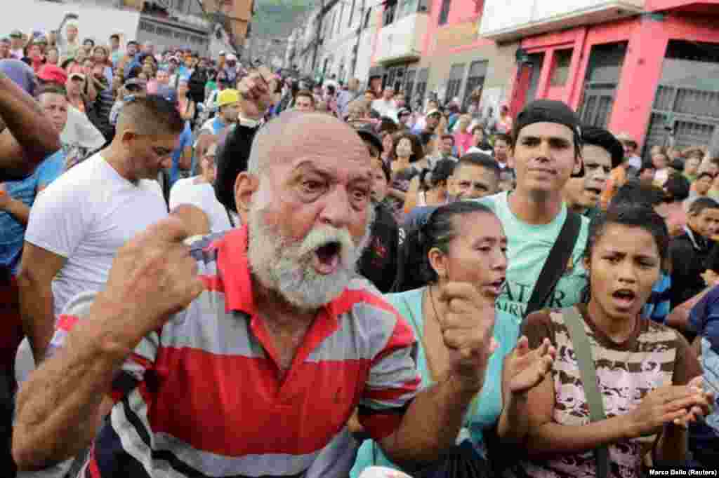 بسیاری در کشور نفت خیز ونزوئلا به دلیل سیاست های پوپولیستی چاوز از گرسنگی رنج می برند. برخی زنان حتی برای تهیه مواد غذایی موی خود را می فروشند.