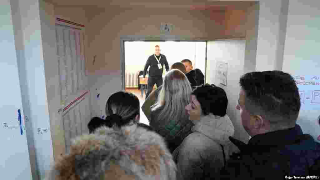 Votuesit në veriun e banuar me shumicë serbe në Kosovë presin në radhë qysh herët në mëngjes për të votuar në zgjedhjet e parakohshme parlamentare të Kosovës.