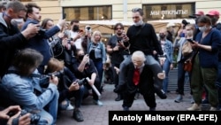 Протестующий, одетый как персонаж, изображающий президента России Владимира Путина, на митинге по итогам голосования по поправкам к Конституции России в Санкт-Петербурге, Россия, 15 июля 2020 года.