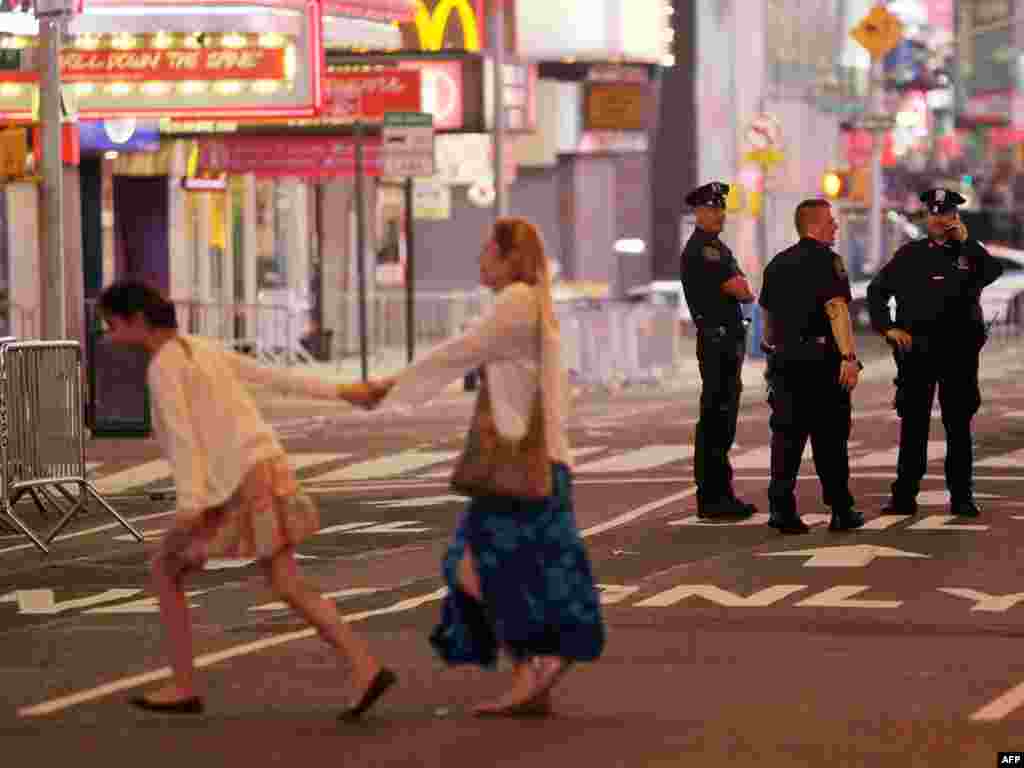 ЗША, Нью-Ёрк: пасьля таго, як на Тайм-сквэр быў знойдзены аўтамабіль з бомбай, паліцыя ўважліва сочыць за ўсімі падазронымі машынамі.