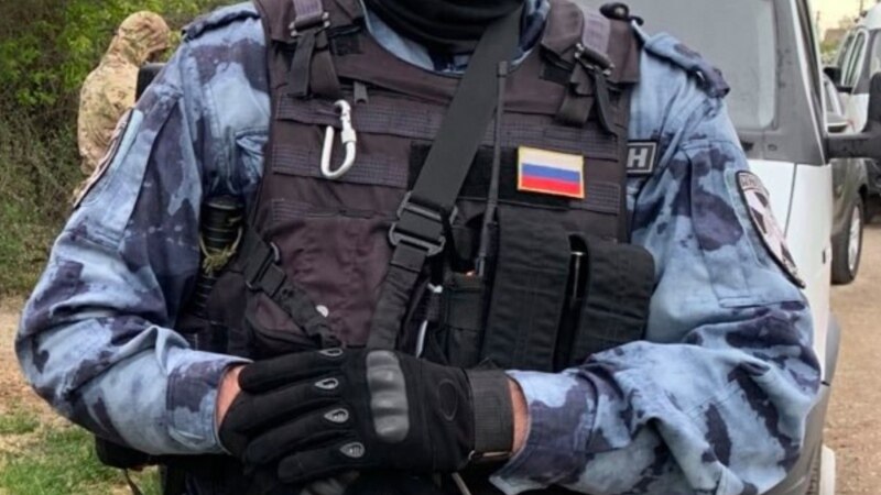 Российская полиция запретила людям собираться под отделом полиции в Симферополе (+видео)