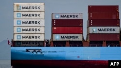 Navă cu containere în Canalul Panama, în aprilie 2026.
