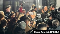 Marcel Ciolacu revine la sediul PSD după anunțarea exit poll-urilor, înconjurat de presă