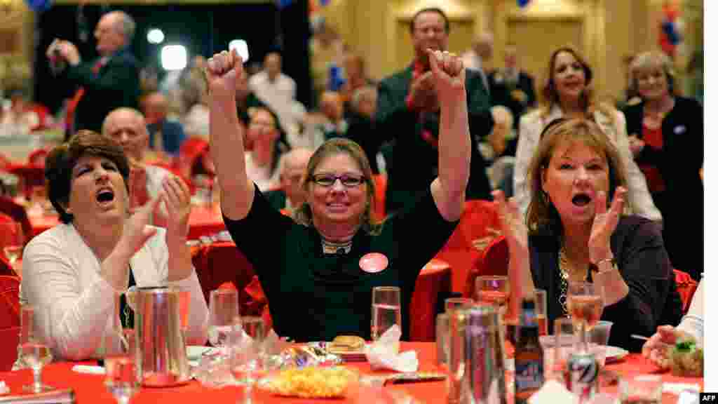 People react as one state&#39;s results are called for Republican nominee Mitt Romney during an election night party at The Venetian in Las Vegas, Nevada.