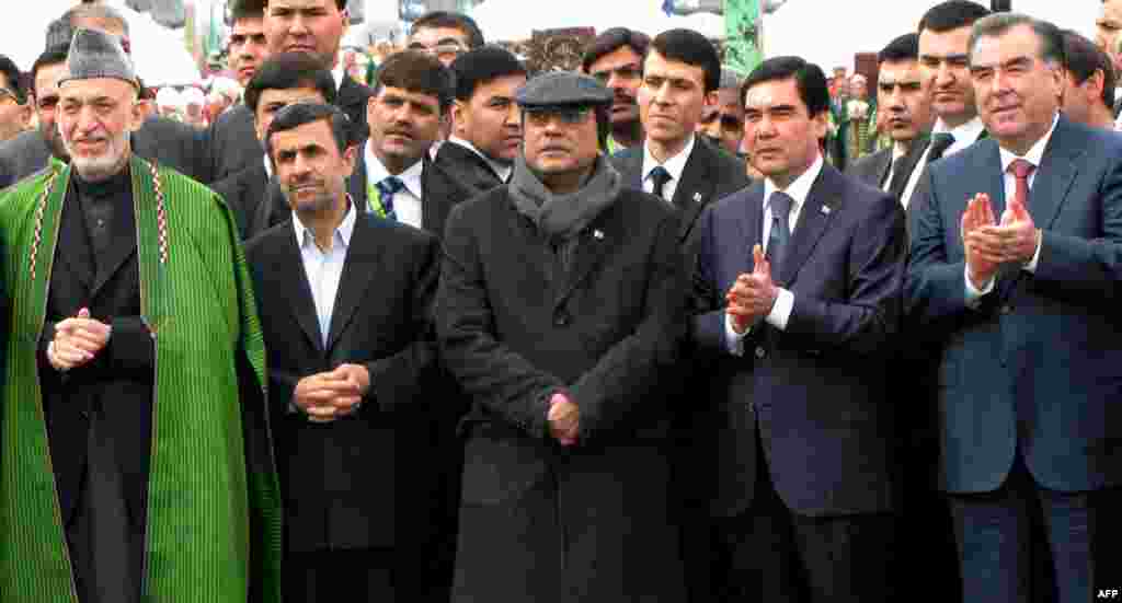 (&Ccedil;epden saga) Owganystanyň prezidenti Hamid Karza&yacute;, E&yacute;ranyň prezidenti Mahmud Ahmadinejad, Pakistanyň prezidenti Asif Ali Zardari, T&uuml;rkmenistanyň prezidenti Gurbanguly Berdimuhamedow we T&auml;jigistanyň prezidenti Emomali Rahmon. Aşgabat. 21-nji mart, 2013 &yacute;.