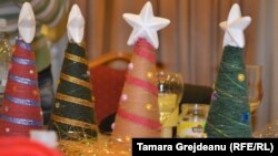 Täze Ýyl arçasy görnüşindäki bezegler