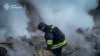 Рятувальник на місці російського удару на Сумщині, архівне фото