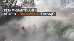 Migrantët lahen në ujërat termike për t'i ikur të ftohtit