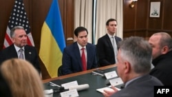 Марко Рубио (в центре) на переговорах с украинской делегацией