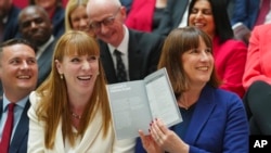 Angela Rayner (s), vicepreședinta Partidului Laburist, și Rachel Reeves, cancelarul din umbră al Trezoreriei, la lansarea manifestului Partidului Laburist, în Manchester, Anglia, 13 iunie 2024.