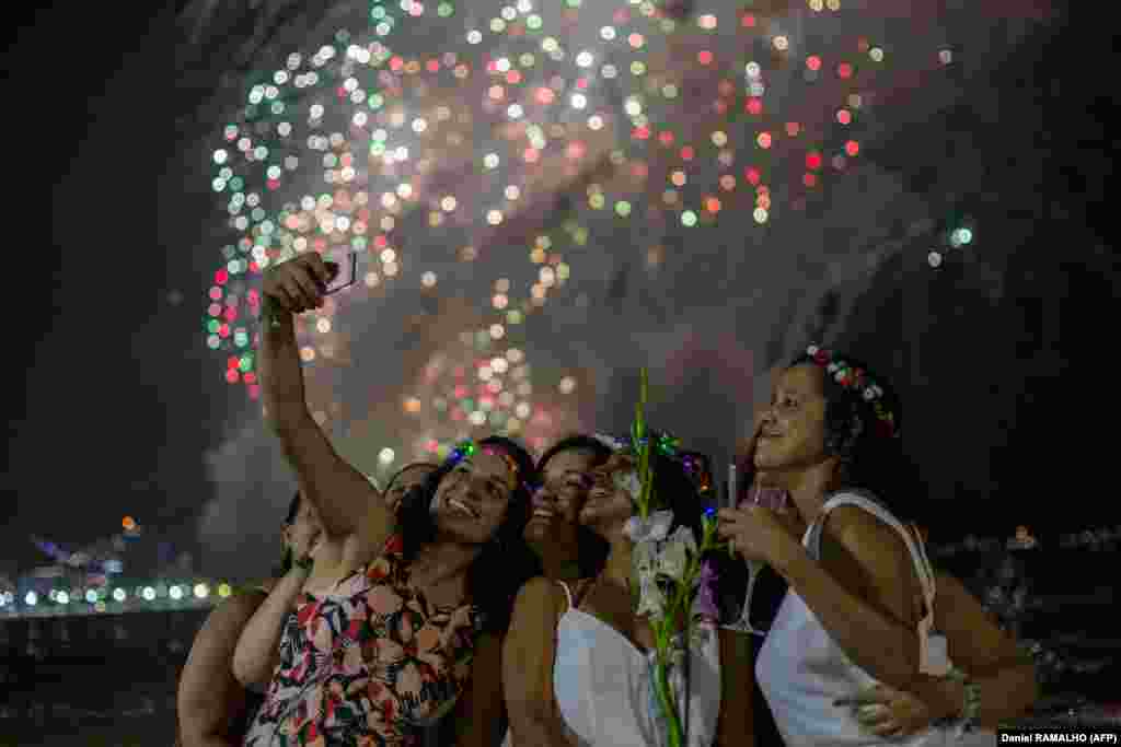 ... و هنوز مشغول جشن و پایکوبی هستند.