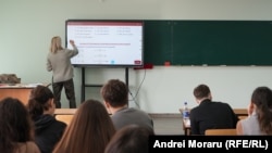 Elevi ai claselor a XI-a și a XII-a participă la instruiri pentru a participa la programul „Matematica de la egal la egal”, 4 martie 2025, Universitatea Alecu Russo din Bălți