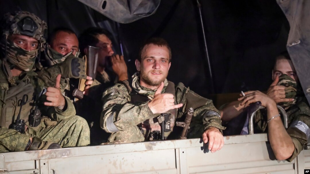 Soldații Wagner, într-un vehicul militar în centrul orașului Rostov pe Don, 24 iunie. 