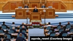Қосимҷомарт Тоқаев, раисҷумҳури Қазоқистон, ҳангоми суханронӣ дар порлумони кишвараш. Остона, 30-юми июни 2026