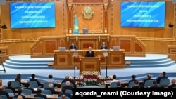 Парламент палаталарының бірлескен отырысында президент Қасым-Жомарт Тоқаев сөз сөйлеп тұр. Астана, 30 маусым, 2026 жыл.