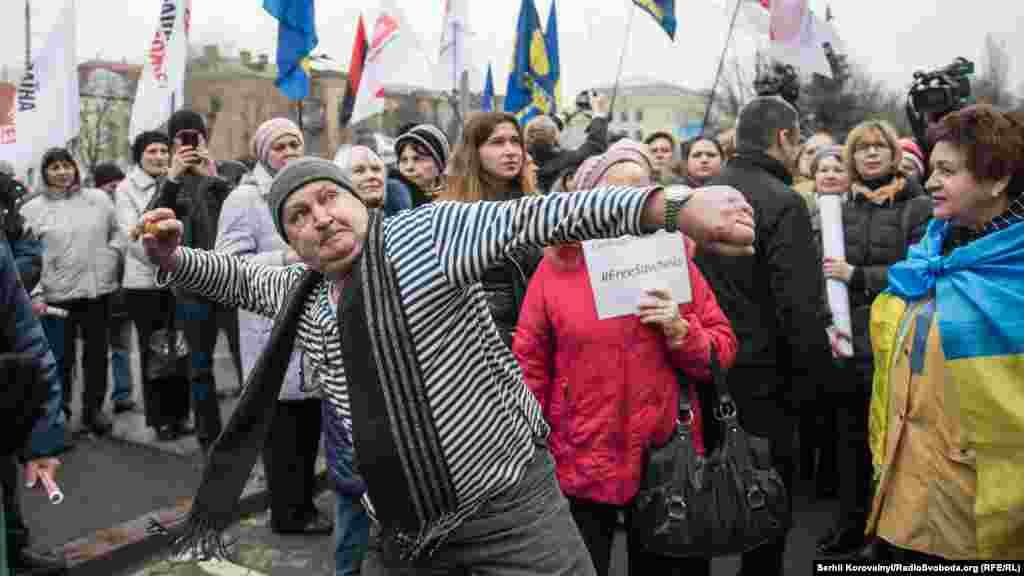 Цього разу не обійшлося без кидання яйцями у бік посольства