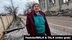 Місцева жителька Катерина Корнєва розповідає блогеру про життя в Попасній