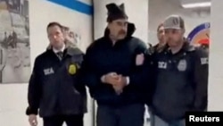 Нікаляса Мадуру суправаджаюць фэдэральныя агенты на базе Ўпраўленьня па барацьбе з наркотыкамі ЗША ў Нью-Ёрку. Скрын зь відэа, вэрыфікаваны агенцтвам Reuters