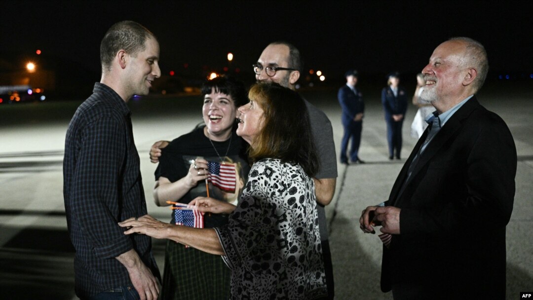 Jurnalistul Evan Gershkovich se reunește cu familia sa după ce a aterizat în Maryland, în urma celui mai mare schimb de prizonieri cu Rusia de după Războiul Rece. 