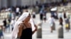 Një grua duke ecur në rrugë gjatë një vale të të nxehtit në Vatikan në korrik të vitit 2023. 