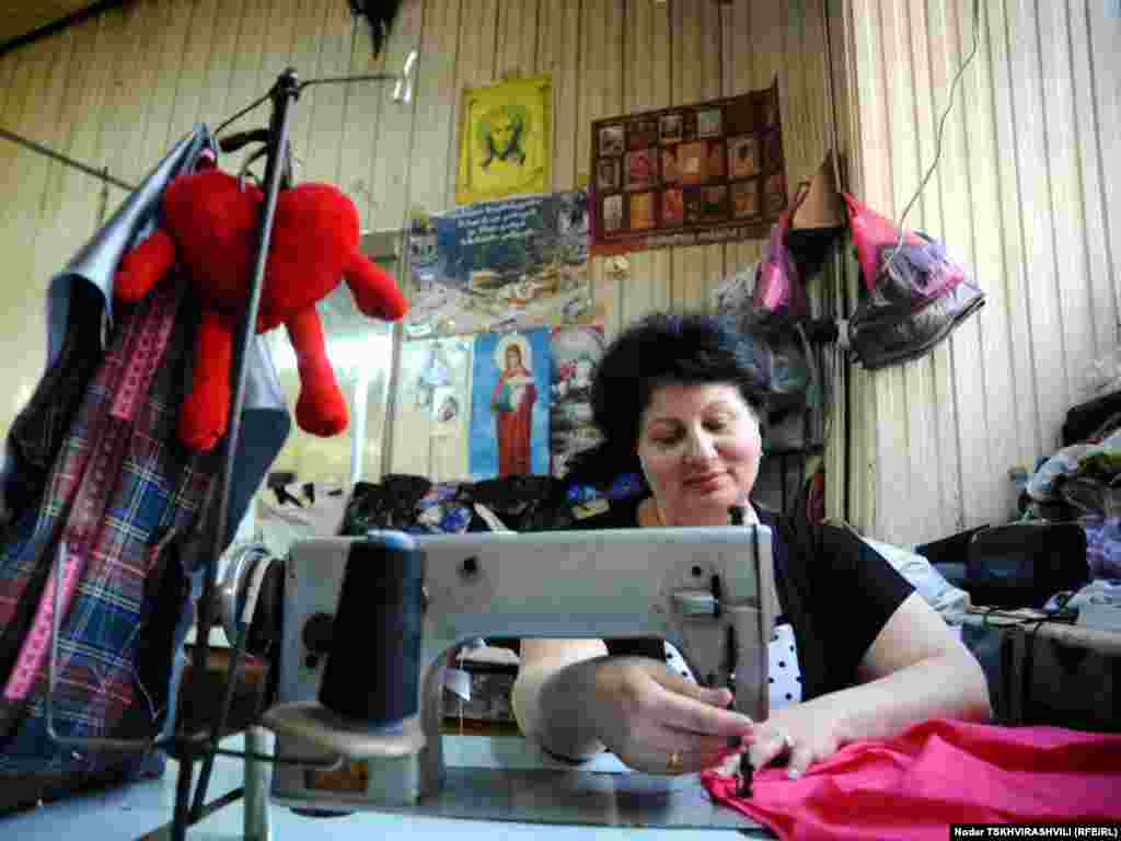 მესაათეები, მკერავები, მეწაღეები, გასაღების ხელოსნები - ისინი თბილისის ყველა უბანში არიან და ყველამ იცის მათი პატარა, უმეტესად, სარდაფებსა და ჩიხებში ”დამალული” ოთახების მისამართები...