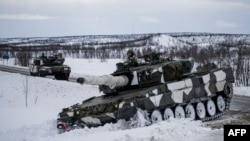 Finski vojnici finsko-švedske divizije na Leopardu 2A6, njemačkom glavnom borbenom tenki treće generacije, tokom demonstracije prelaska granice od strane švedskih i finskih trupa u sklopu vojne vježbe NATO-a Nordic Response, na lokaciji između Finske i Norveške, mart 2024.