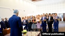 Presidenti i Kosovës, Hashim Thaçi, në ceremoninë e emërimit të gjyqtarëve të rinj