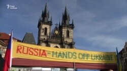 В Чехии вышли на акцию протеста против Путина с крымскотатарскими флагами (видео)