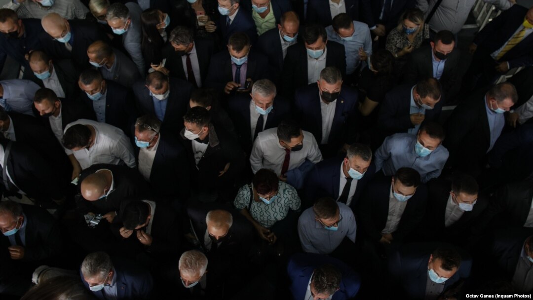 Delegați la Congresul PNL din 25 septembrie 2021, îndreptându-se spre vot. Florin Cîțu a obținut 2.878 voturi, adică 60,2%, iar Ludovic Orban 1898 de voturi, respectiv 39,7%. 72 voturi au fost nule. 