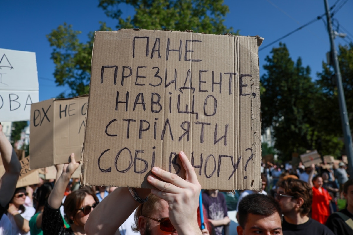 «Пане президенте, навіщо стріляти собі в ногу?» – звертається людина на акції протесту у Києві до Володимира Зеленського
