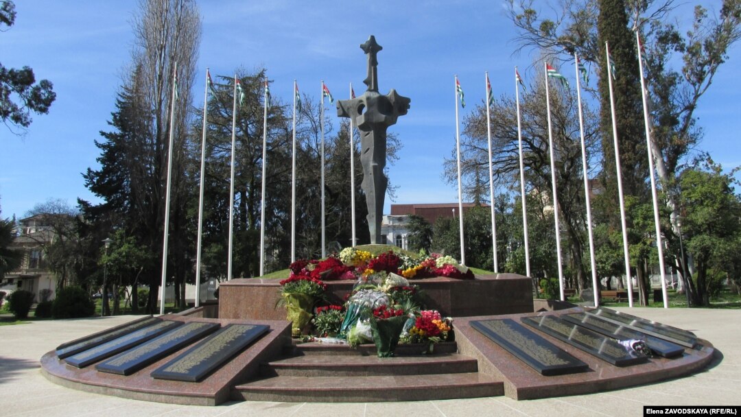 В парке Славы у памятника погибшим в Отечественной войне народа Абхазии в Сухуме окончили шествие участники акции «Тропой героев»