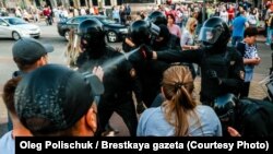 Полицијата интервенира врз демонстранти на мирна протесна акција против режимот Лукашенко, Брест, Белорусија, архивска фотографија