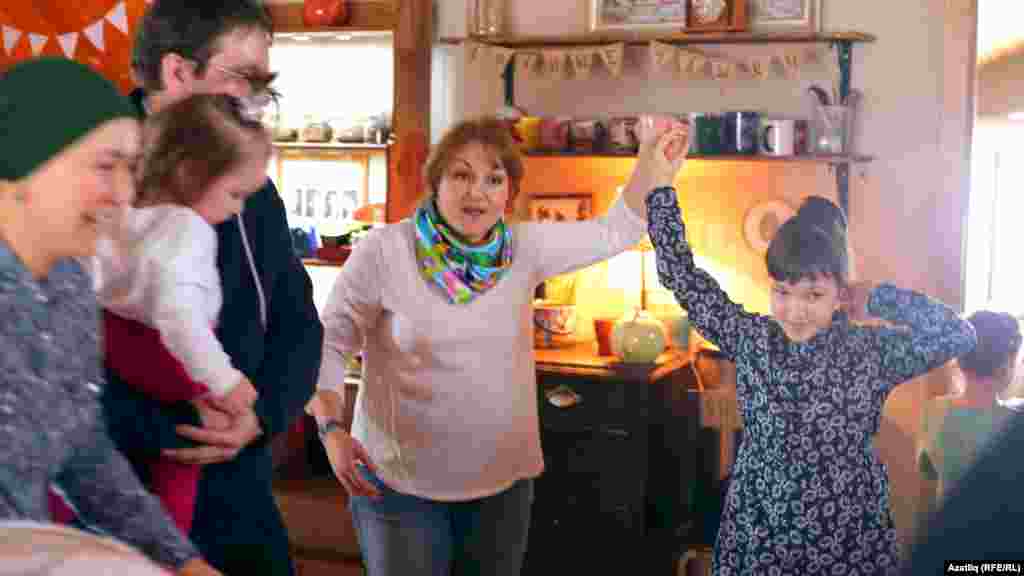 Нәни кунаклар &quot;Капкалы&quot; уенын уйный