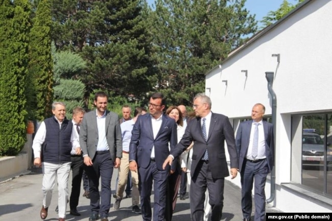 Dvorak gjatë vizitës në komunën e Istogut më 2023.