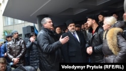 Сергій Аксьонов (у центрі лівіше) та Рефат Чубаров (у центрі правіше) на багатотисячному мітингу біля стін Верховної Ради АРК, Сімферополь, 26 лютого 2014 року