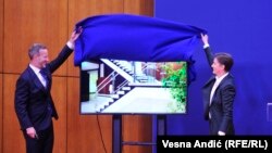 Kancelariju američke međunarodne Razvojne finansijske korporacije (DFC) simbolično su otvorili u Beogradu izvršni direktor američke finansijske korporacije za međunarodni razvoj DFC Adam Boehler i premijerka Srbije Ana Brnabić. Beograd, 21. septembar 2020. 