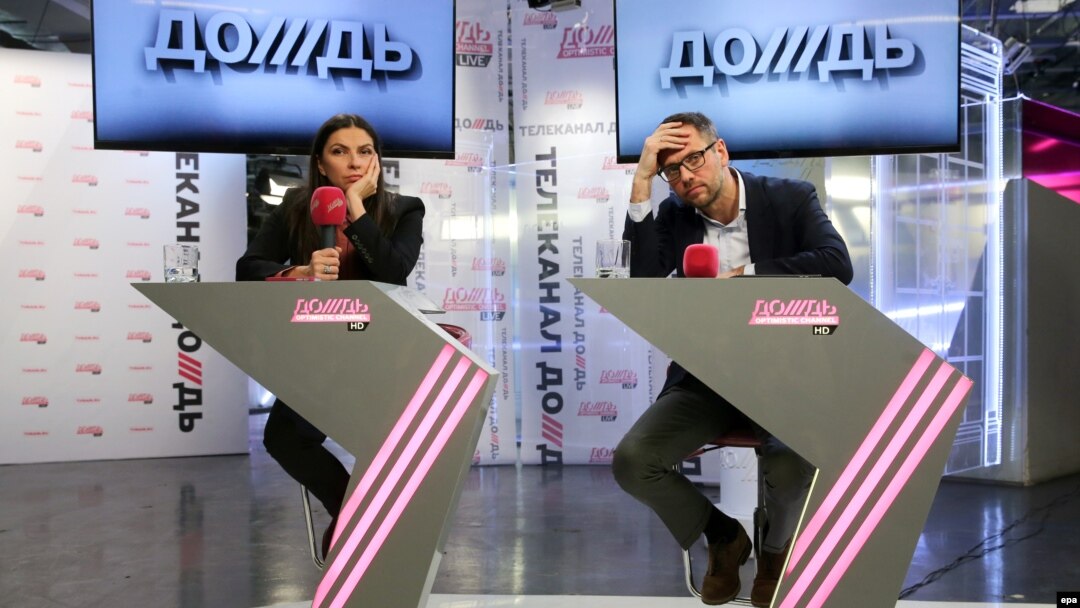 Dozhd TV General Director Natalia Sindeyeva (left) and main investor Aleksandr Vinokurov attend a live news conference in the company studios in Moscow on February 4.
