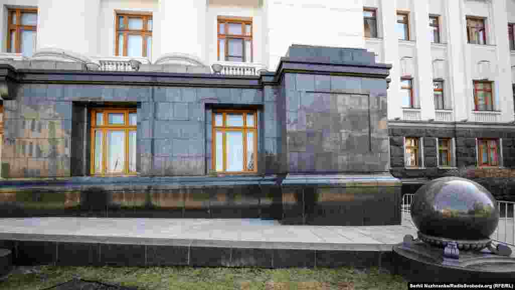 Ukraine -- Presidential office washed and repaired after Sternenko support action, Kyiv, 30Mar2021