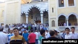 Aşgabadyň "Är-Togrul Gazy" metjidine baýram namazyna baran adamlar.