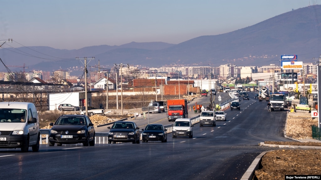 Disa vetura duke qarkulluar në një segment të përfunduar në magjistralen Prishtinë- Mitrovicë.