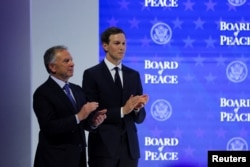 Спеціальний посланник США Стів Віткофф (ліворуч) та зять президента США Дональда Трампа Джаред Кушнер. Давос, Швейцарія, 22 січня 2026 року