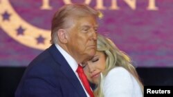 ჩარლი კირკის ქვრივი ერიკა კირკი და აშშ-ის პრეზიდენტი დონალდ ტრამპი ჩარლი კირკთან გამოთხოვების ცერემონიაზე. გელნდეილი, 2025 წლის 21 სექტემბერი