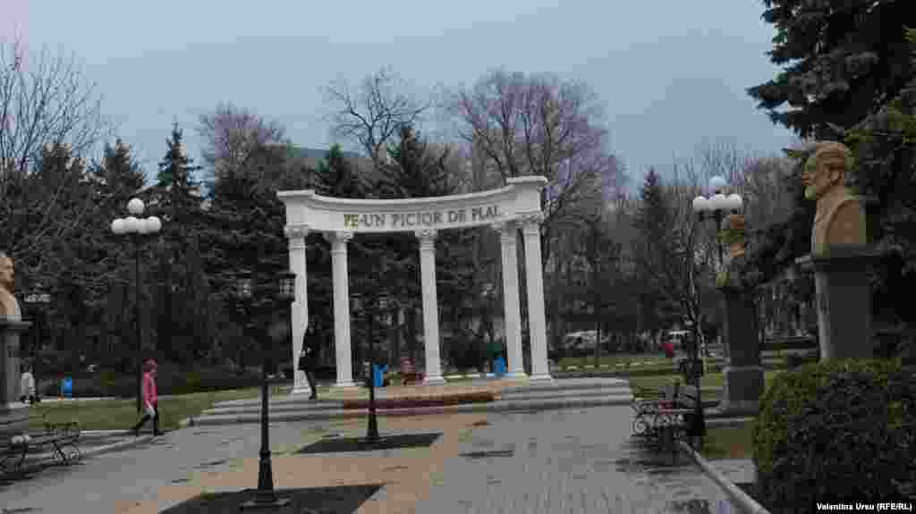 O plimbare &icirc;n Parcul central pe Aleea scriitorilor