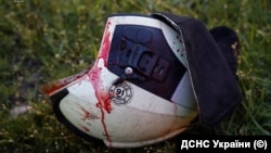 Каска рятувальника, який загинув внаслідок подвійного удару Росії