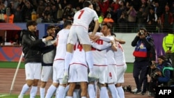 İran futbolçuları 2026-cı il Dünya Kubokunun seçmə mərhələsində Özbəkistan yığmasının qapısına vurduqları qolu qeyd edirlər.